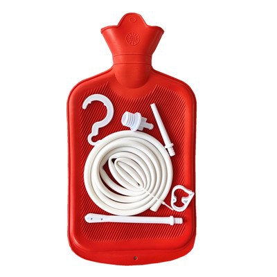 هل من الضروري تشحيم فوهة زجاجة الماء الساخن للحقنة الشرجية؟